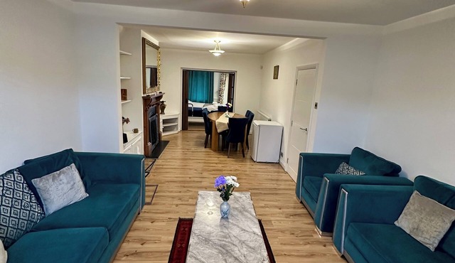 Bright Richmond Family Home Garden & Parking