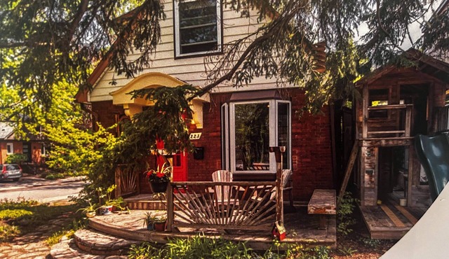 Bright Room in Beautiful Old Ottawa East.nSteps from Canal.nOttawa at its best.