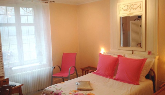 Bright room with common areas and tennis court in Aydoilles