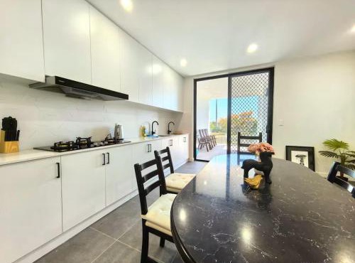 Bright room with queen bed and balcony near train station