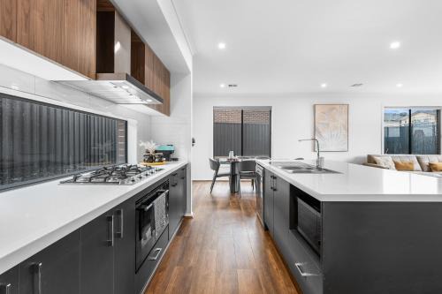 Bright & Roomy 5BR Clyde North Home