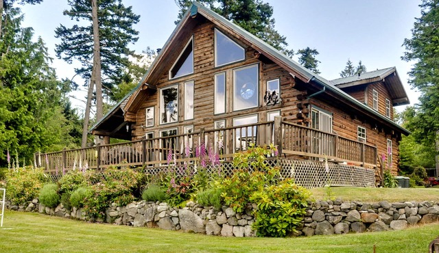 Bright, Rustic Cabin with Breathtaking Bay & Mountain Views