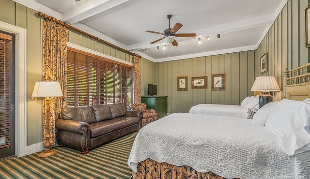 Bright's Creek Double Queen with Deck and pet friendly-Near TIEC, Hendersonville