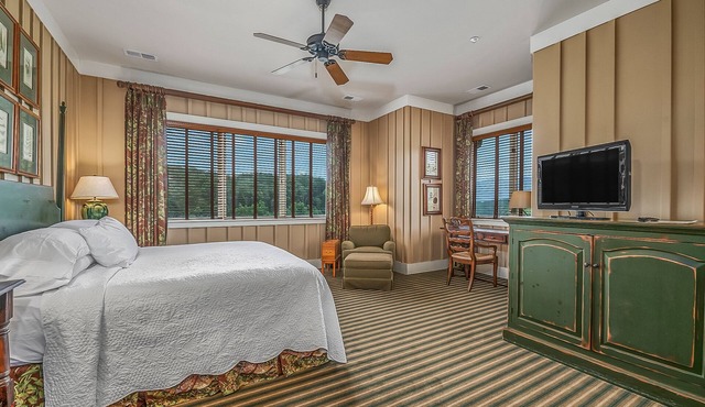 Bright's Creek Lodge - King Room- Near Tryon and TIEC & Hendersonville
