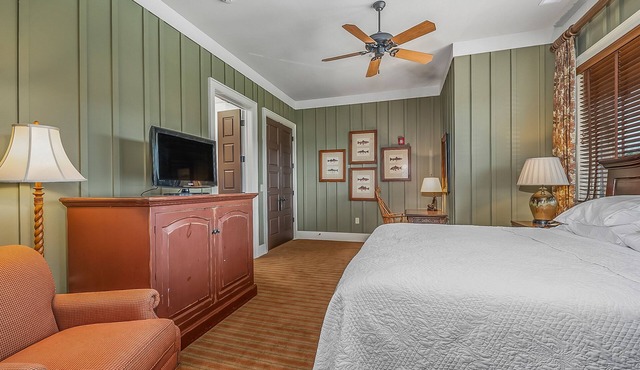 Bright's Creek Lodge - Queen Room- Near Tryon and TIEC, Hendersonville