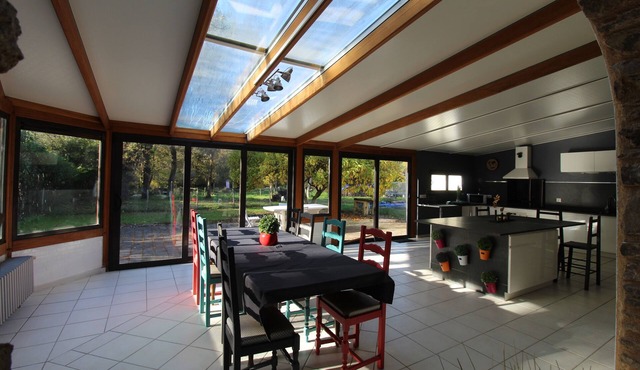 Bright stone house with veranda & garden, sleeps 8, between Nantes and the sea
