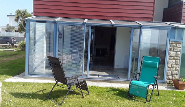 Bright, sea-view apartment with direct beach access