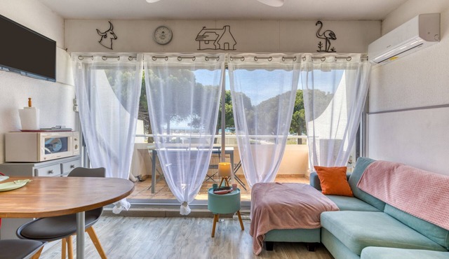 Bright Sea View Studio with Balcony and Direct Beach Access