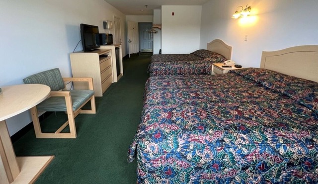 Bright Single King Suite in the Heart of Red Bud!