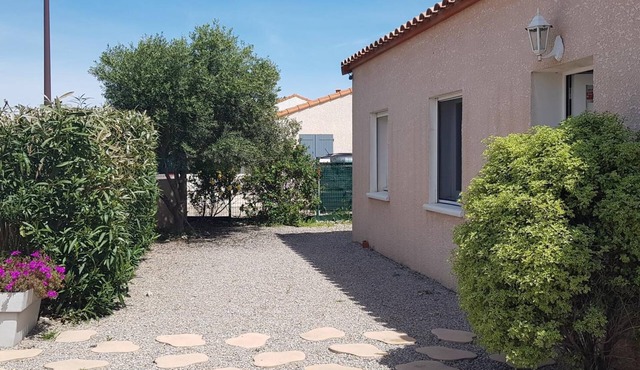 Bright single-storey villa with garage 5 minutes from the sea