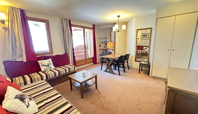 Bright ski-in/ski-out apartment with balcony in Vars Les Claux