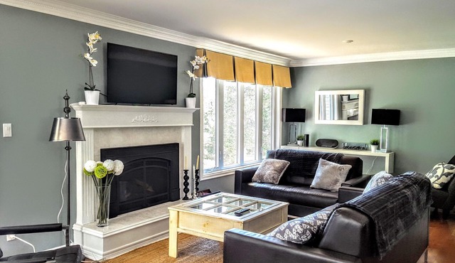 Bright Sky, Sheba’s Island, sleeps12 - near Sandbanks Prince Edward County