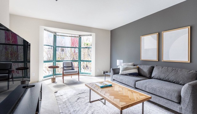 Bright South Beach 2BR w/Pool, Spa, nr. Muni Lightrail, by Blueground