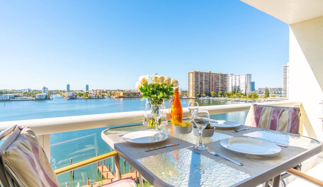 Bright & Spacious Condo with Breathtaking Bay Views + WiFi