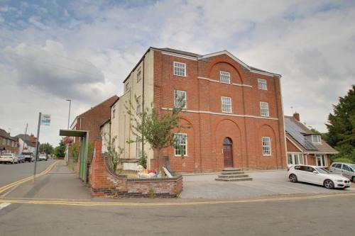 Bright spacious 1bed flat, with off-road parking!