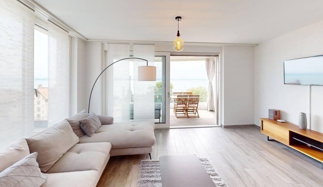 Bright & Spacious 2-bed Apartment - with Balcony & Lake View!