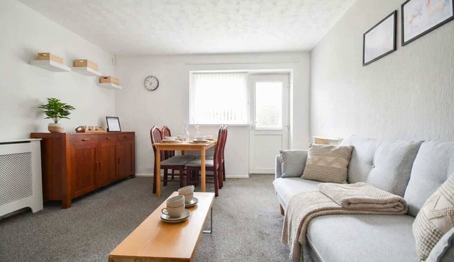 Bright & Spacious 2 Bedroom Apartment in Preston