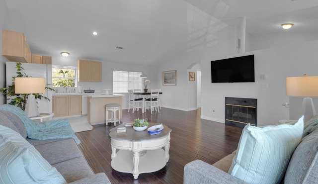 Bright, Spacious 2BD/2BA in the Heart of Hillcrest