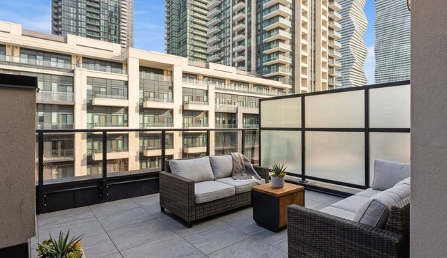 Bright & Spacious 3 Bedroom Townhouse with Parking