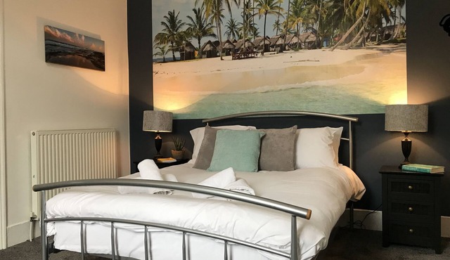 Bright Spacious 3-bed with office & patio, Preston