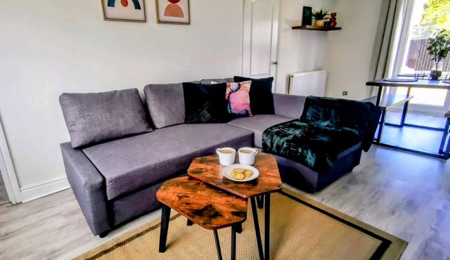 Bright, Spacious 3 Bed Home with Parking & WiFi