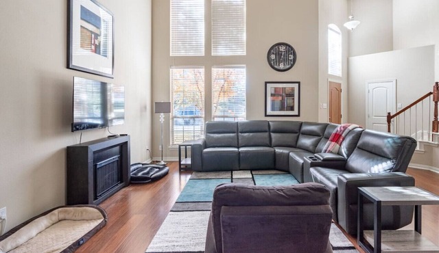 Bright & Spacious 3 Bedroom Townhome, Minutes from DFW Airport