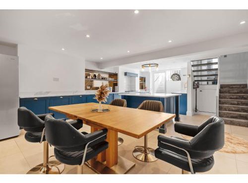 Bright & Spacious 3BR Royal Oak Retreat Excellent Location Private Parking