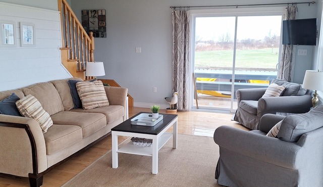 Bright & Spacious 4 + 1 Bedroom Beach House - 10 Minutes from Cavendish.