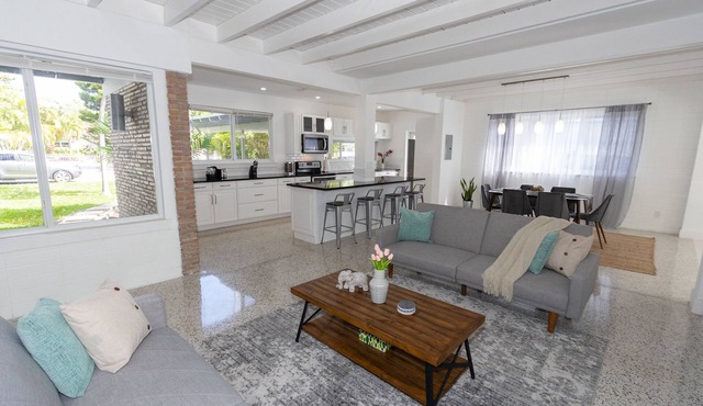 Bright & Spacious 4 mi to BEACH +Big Backyard