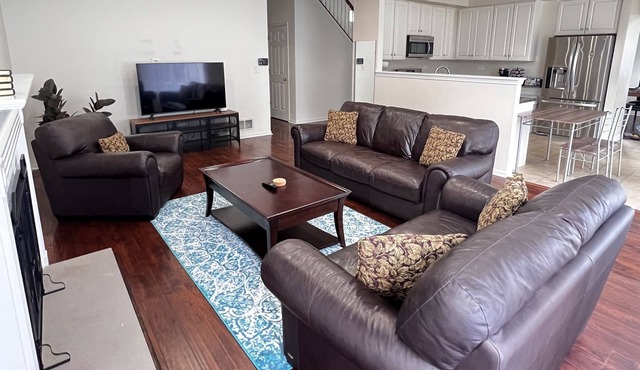 Bright & spacious 5 bdrm home, excellent location, pet friendly
