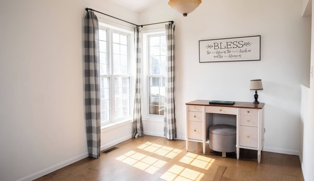 Bright Spacious 5-bedroom house in wonderful Cody with AC & WiFi
