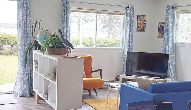 Bright, Spacious Beachwalk Cottage: Ocean view, 5 minutes to sandy beaches