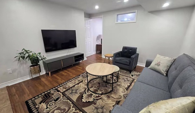BRIGHT & SPACIOUS 2 BEDROOM SUITE | FULLY EQUIPPED, MINUTES TO TRANSIT & TORONTO