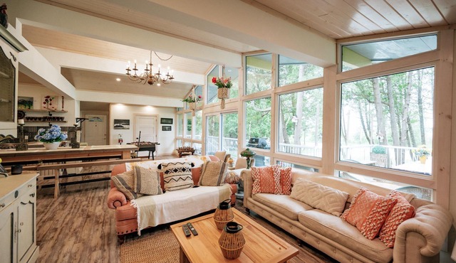 Bright & Spacious Chalet on Lake Huron - Private
