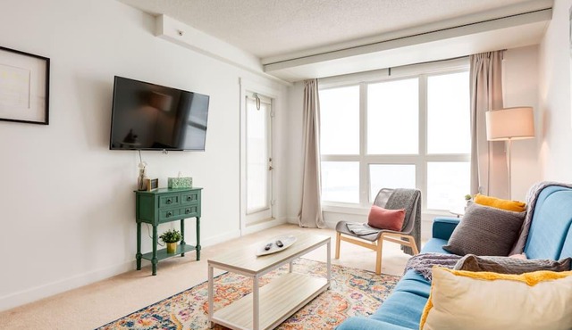 Bright spacious Condo 10mins from downtown