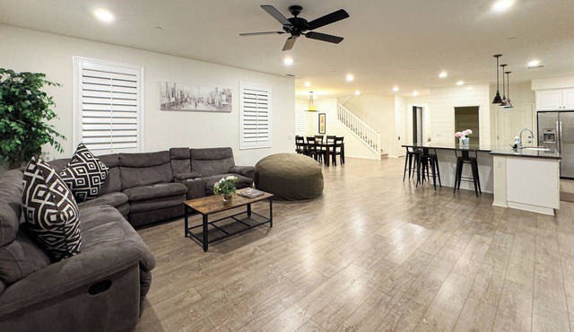Bright Spacious Family Home near SilverLakes