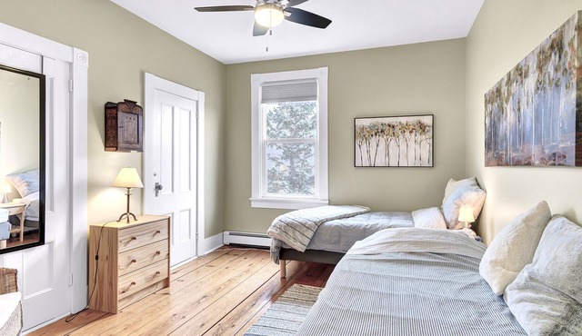 Bright Spacious Family Suite in Historic Farmhouse on Sunny Acreage