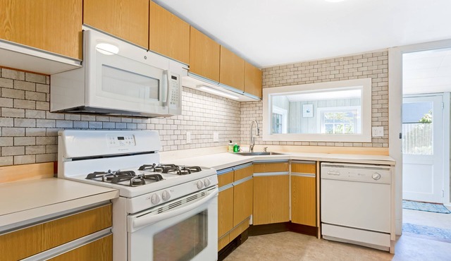 Bright, spacious getaway with full kitchen, furnished porch & WiFi - near trails