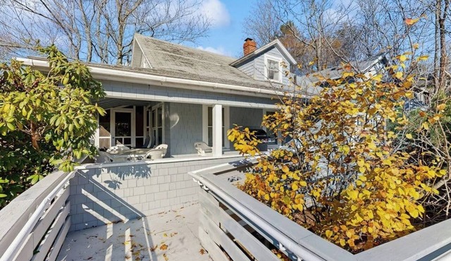 Bright, spacious getaway with full kitchen, furnished porch & WiFi - near trails