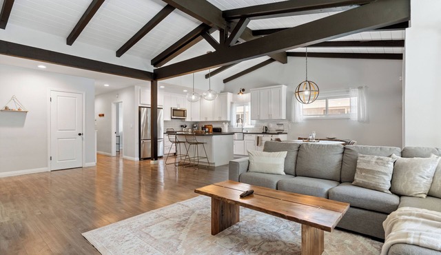 Bright Spacious Home With Office, BBQ & Backyard
