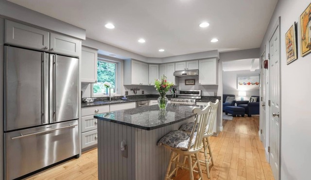 Bright & Spacious Home near to Beaches and Dock Sq
