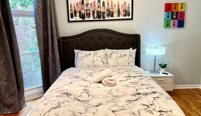 Bright & Spacious Lincoln Park Gem – Sleeps 9!