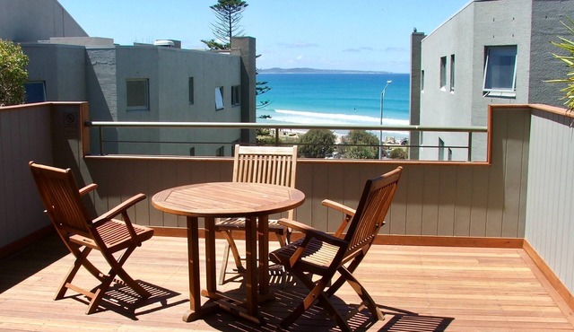 Bright, spacious, modern and cosy 2 bedroom apartment with amazing ocean views.