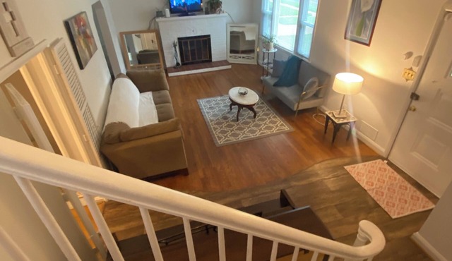 Bright & Spacious – Near Downtown - Full Kitchen- Workspace, Laundry