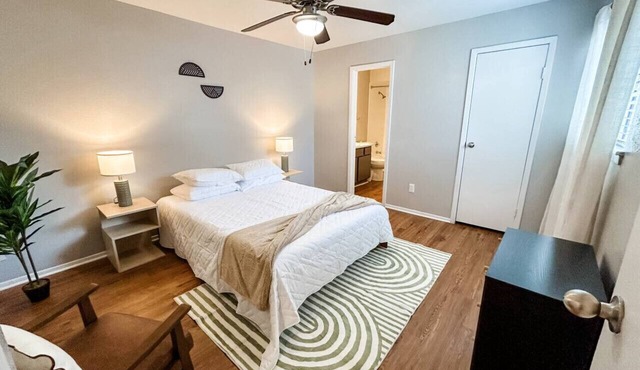 Bright & Spacious Townhome - Near Parks & Dining