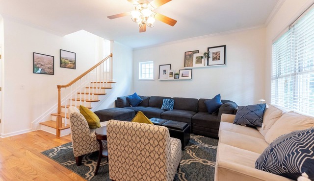 Bright, Spacious Home Perfect for Groups and Families: 4BR, 5 Beds