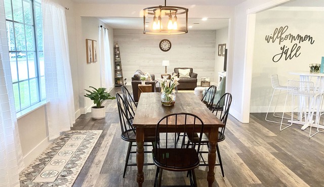 Bright, Spacious, Family-Friendly, 8 Blocks to Main St