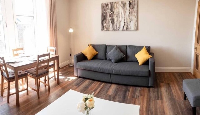 ☆Bright, Spacious West-End Flat, Near University☆