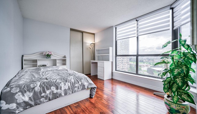 Bright specious 3 bedrooms condo close to amenities
