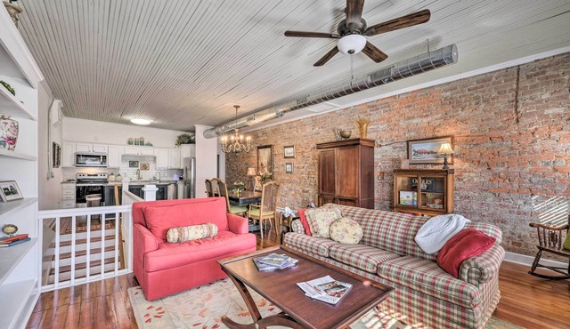Bright Spencer Apartment - Newly Renovated!